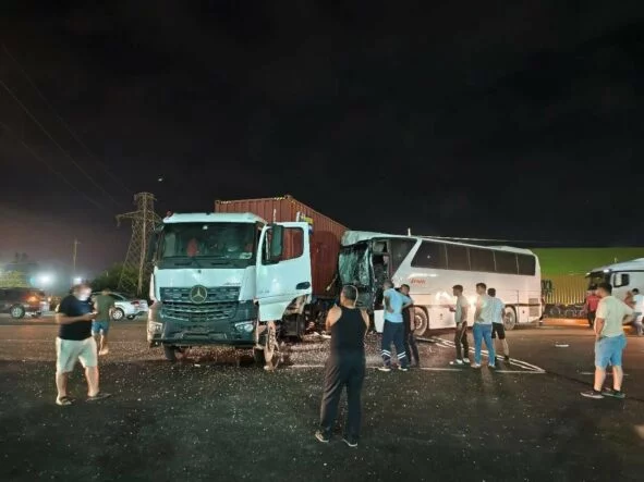 TIR İLE İŞÇİ SERVİSİ ÇARPIŞTI: 12 YARALI