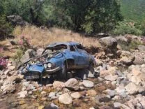 UÇURUMDAN YUVARLANARAK HURDAYA DÖNEN OTOMOBİLİN SÜRÜCÜSÜ YARALANDI