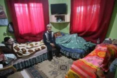 YATALAK ANNE VE BABASIYLA BİRLİKTE ZİHİNSEL ENGELLİ KARDEŞİNE UMUT OLAN HAYIRLI EVLAT TAKDİR TOPLUYOR