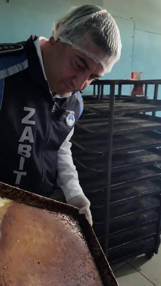 Böceklerin ve sigara izmaritlerinin yerlerde gezdiği fırında mide bulandıran görüntüler ortaya çıktı