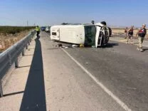 TARIM İŞÇİLERİNİ TAŞIYAN MİNİBÜS DEVRİLDİ: 1’İ AĞIR 5 YARALI