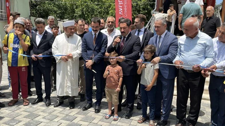 DEPREMİN ARDINDAN İNŞA EDİLEN 131. CAMİ DUALARLA İBADETE AÇILDI