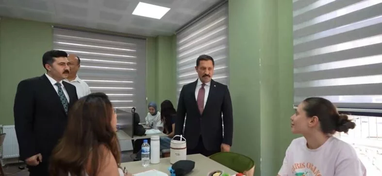 YAYLADAĞI İLÇE HALK KÜTÜPHANESİ HİZMETE AÇILDI