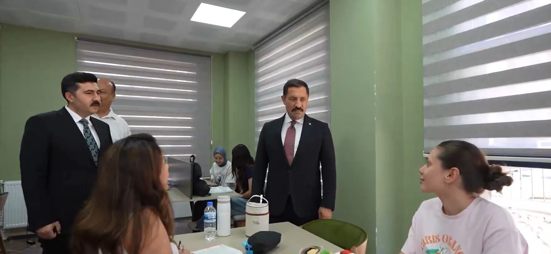 Yayladağı ilçe halk kütüphanesi hizmete açıldı