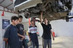 BABASININ OTO TAMİR ATÖLYESİNDE USTALIĞI ÖĞRENEN SANAYİDEKİ PRENSES, GELECEĞİN USTALARINI YETİŞTİRİYOR
