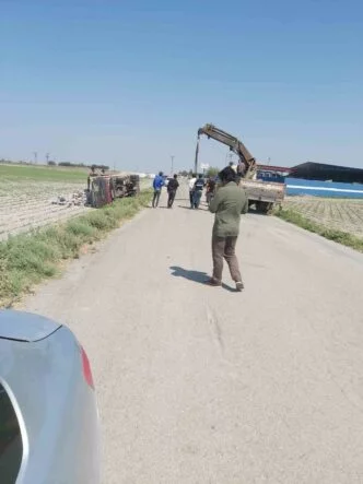 DEVRİLEN BRİKET YÜKLÜ KAMYONUN SÜRÜCÜSÜ YARALANDI