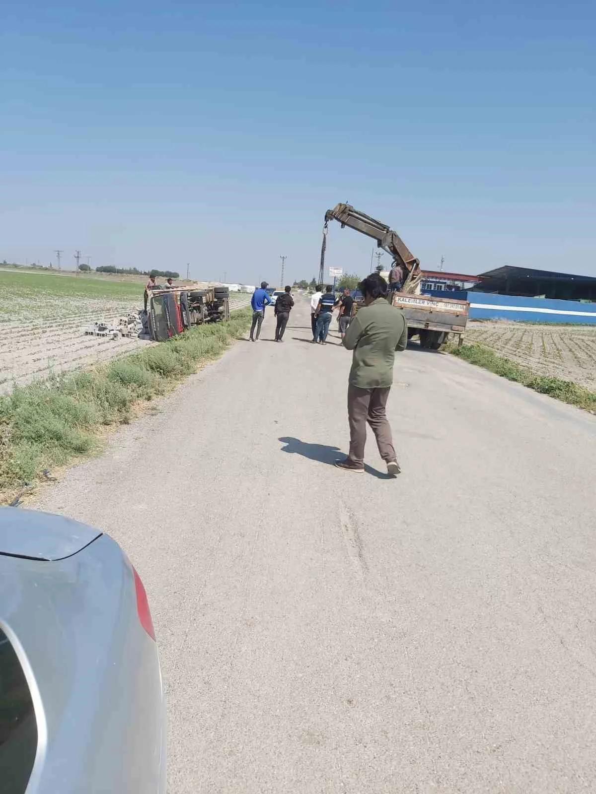Devrilen briket yüklü kamyonun sürücüsü yaralandı