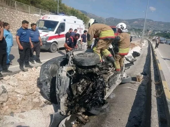 HATAY'DA OTOMOBİL REFÜJE ÇARPTI:  1’İ AĞIR 3 YARALI