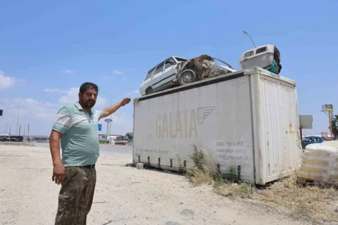 ’Emanet bizde namustur’ diyen esnaf, arkadaşının Toros’unu hırsızlardan koruyabilmek için forkliftle konteynerin üzerine koydu