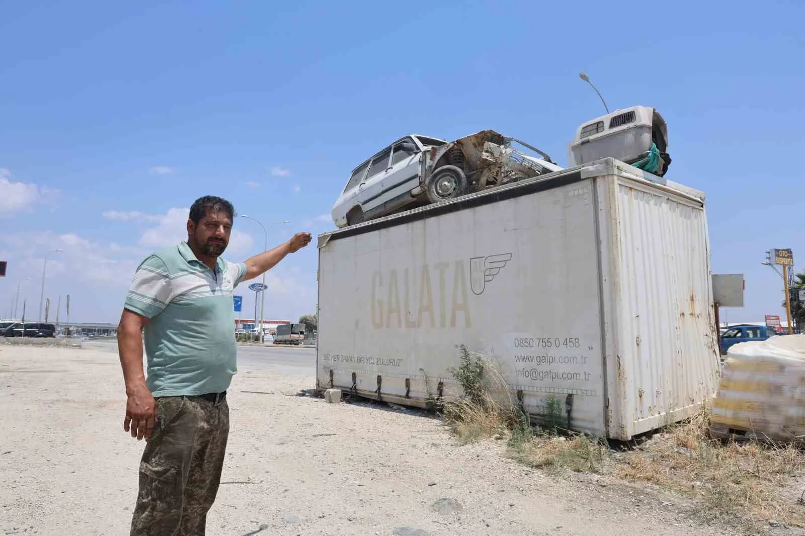 ’Emanet bizde namustur’ diyen esnaf, arkadaşının Toros’unu hırsızlardan koruyabilmek için forkliftle konteynerin üzerine koydu