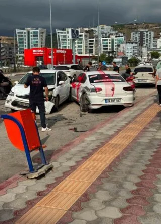 GELİN ARABASI OTOMOBİLLE ÇARPIŞTI: 1 YARALI