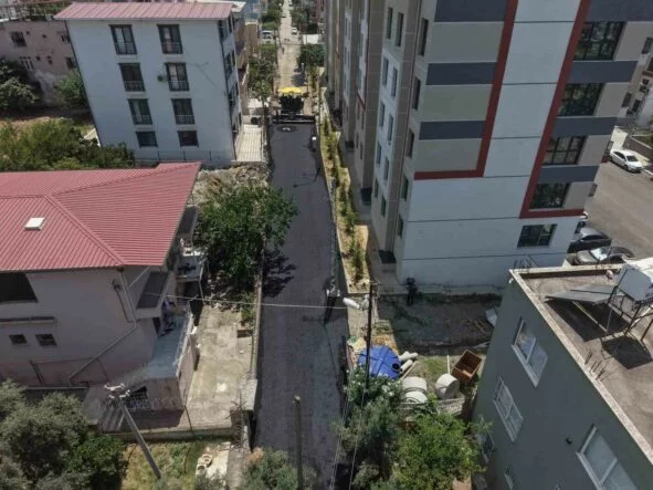 İSKENDERUN BELEDİYESİ, BİR HAFTADA 4 BİN 768 TON SICAK ASFALT SERİMİ GERÇEKLEŞTİRDİ