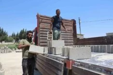 KAVURUCU SICAKTA BİRLİKTE MESAİ YAPAN İKİZ KARDEŞLER, GÜNDE 2 BİN 500 BRİKET ÜRETİP 5 KAMYONA YÜKLÜYORLAR