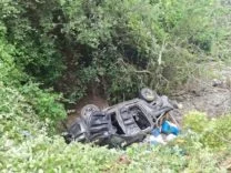 OTOMOBİLLE ÇARPIŞAN HAFİF TİCARİ ARAÇ DEREYE UÇTU: 7 YARALI