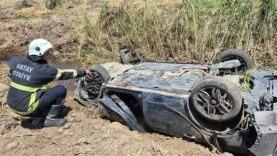 TAKLA ATARAK HURDAYA DÖNEN OTOMOBİLİN SÜRÜCÜSÜ YARALANDI