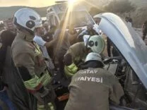 ALTINÖZÜ'NDE TRAFİK KAZASINDA 6 KİŞİ YARALANDI