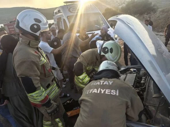 ALTINÖZÜ'NDE TRAFİK KAZASINDA 6 KİŞİ YARALANDI