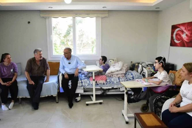 YAŞAMA SEVİNCİNİ KAYBETMEYEN KAS HASTASI GENÇ 26. YAŞINI KUTLADI