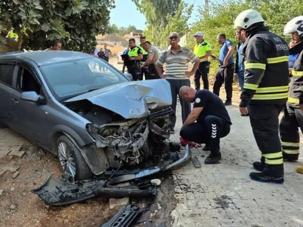 YOKUŞ AŞAĞI İNEN OTOMOBİL İŞ MAKİNESİNE ÇARPTI: 1 ÖLÜ