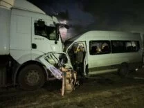 HATAY'DA İŞÇİ SERVİSİ TIRLA KAFA KAFAYA ÇARPIŞTI: 1 ÖLÜ, 15 YARALI
