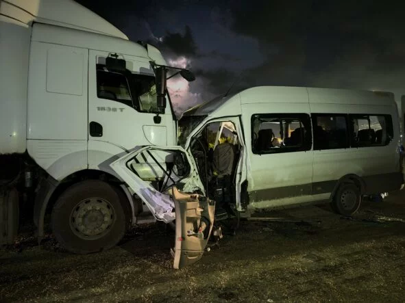 Hatay’da işçi servisi tırla kafa kafaya çarpıştı: 1 ölü, 15 yaralı
