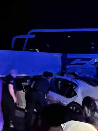 YOLCU OTOBÜSÜ MAKASLAYAN TIRA ÇARPTI: 1 ÖLÜ, 5 YARALI