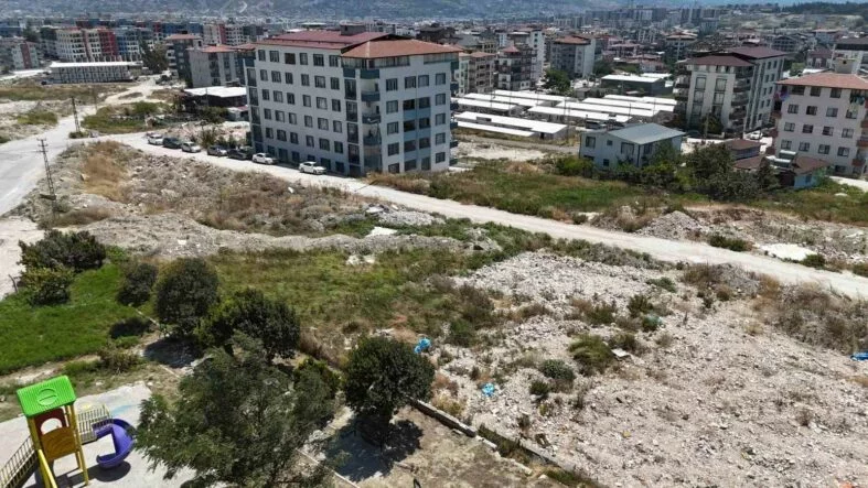 DEFNE BELEDİYESİ'NİN KAÇAK DÖKÜMLERE 'DUR' DİYEMEMESİ, SOKAKTA MOLOZ DAĞLARI OLUŞMASINA NEDEN OLDU DEFNE BELEDİYESİ BİNA SAKİNLERİNDEN 300 BİN TL ALDI AMA 1 BUÇUK  YILDIR MOLOZLARI KALDIRILMADI