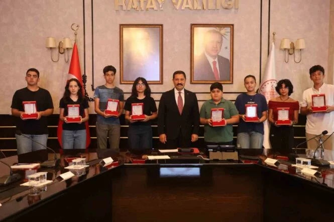 DEPREMİN İZLERİNİN SİLİNDİĞİ HATAY'DA 8 ÖĞRENCİ LGS'DE BİRİNCİ OLDU, 25 ÖĞRENCİ YKS'DE İLK BİNDE YER ALDI YKS'DE BAŞARI ELDE EDEN ÖĞRENCİNİN ÜNİVERSİTE HEDEFİNİ DEPREM SONRASI YAŞADIKLARI BELİRLEDİ