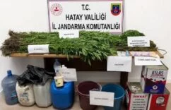 DİNLENME TESİSİNE TERK EDİLMİŞ HALDE BIRAKILAN OTOMOBİLDEKİ 3 ŞIRINGA ZEHİR TACİRİNİ ELE VERDİ
