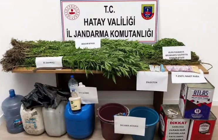 Dinlenme tesisine terk edilmiş halde bırakılan otomobildeki 3 şırınga zehir tacirini ele verdi