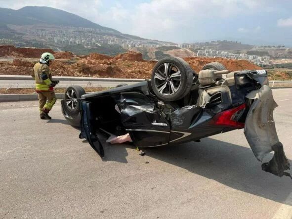 İSKENDERUN’DA OTOMOBİL TERS DÖNDÜ: 4 YARALI