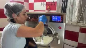 KAVURUCU SICAĞIN VAZGEÇİLMEZİ DONDURMA KADIN USTALARIN ELİNDE LEZZET BULUYOR