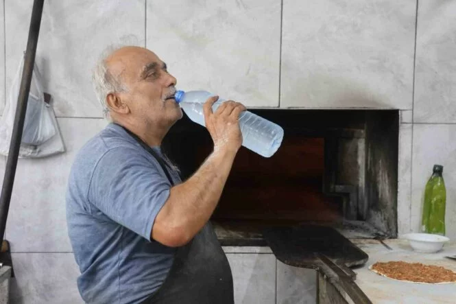 KAVURUCU SICAKTA OCAK BAŞINDA ZORLU MESAİYİ SÜRDÜREN FIRINCILAR GÜNDE 5 LİTREYİ BULAN SU TÜKETİYORLAR