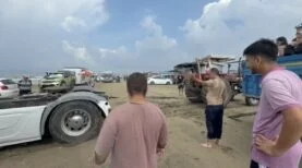KUMA GÖMÜLEN TIRI İKİ TRAKTÖR KURTARDI