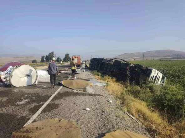 KUMLU'DA KAZA YAPAN TIRDAN YOLA RULO SAC DEVRİLDİ