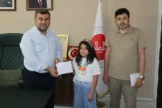 HATAY'DA "YAZ KUR’AN KURSU HİKÂYEM" YARIŞMASINDA DERECEYE GİREN ÖĞRENCİLER ÖDÜLLENDİRİLDİ