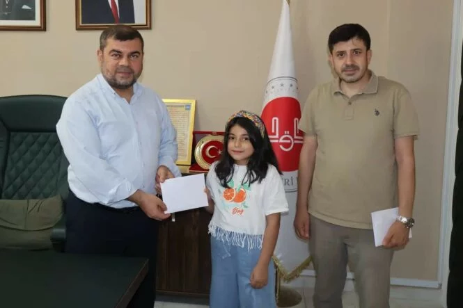 HATAY'DA "YAZ KUR’AN KURSU HİKÂYEM" YARIŞMASINDA DERECEYE GİREN ÖĞRENCİLER ÖDÜLLENDİRİLDİ