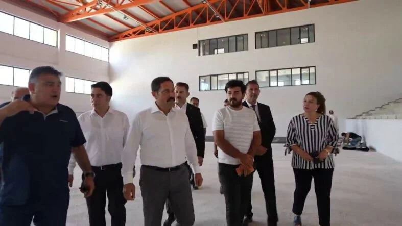 SAMANDAĞ’A İNŞA EDİLEN 24 DERSLİKLİ ANADOLU LİSESİ İNŞAATINDA SONA GELİNDİ