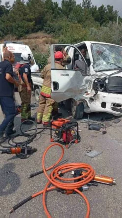 TIRLA ÇARPIŞAN KAMYONET HURDAYA DÖNDÜ: 3 YARALI