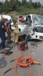 TIRLA ÇARPIŞAN KAMYONET HURDAYA DÖNDÜ: 3 YARALI