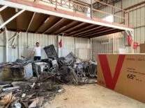 YETKİLİ SERVİSİN ÖNÜNDEKİ BEYAZ EŞYALAR ARDI ARDINDA PATLAYARAK ALEVLERE TESLİM OLDU KORKU DOLU ANLAR KAMERAYA YANSIDI