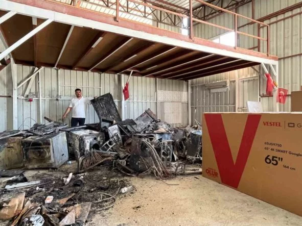Yetkili servisin önündeki beyaz eşyalar ardı ardında patlayarak alevlere teslim oldu