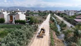 SAMANDAĞ' DA DRENAJ KANALLARI BOYUNCA YOL YENİLEME ÇALIŞMALARI SÜRÜYOR (1)