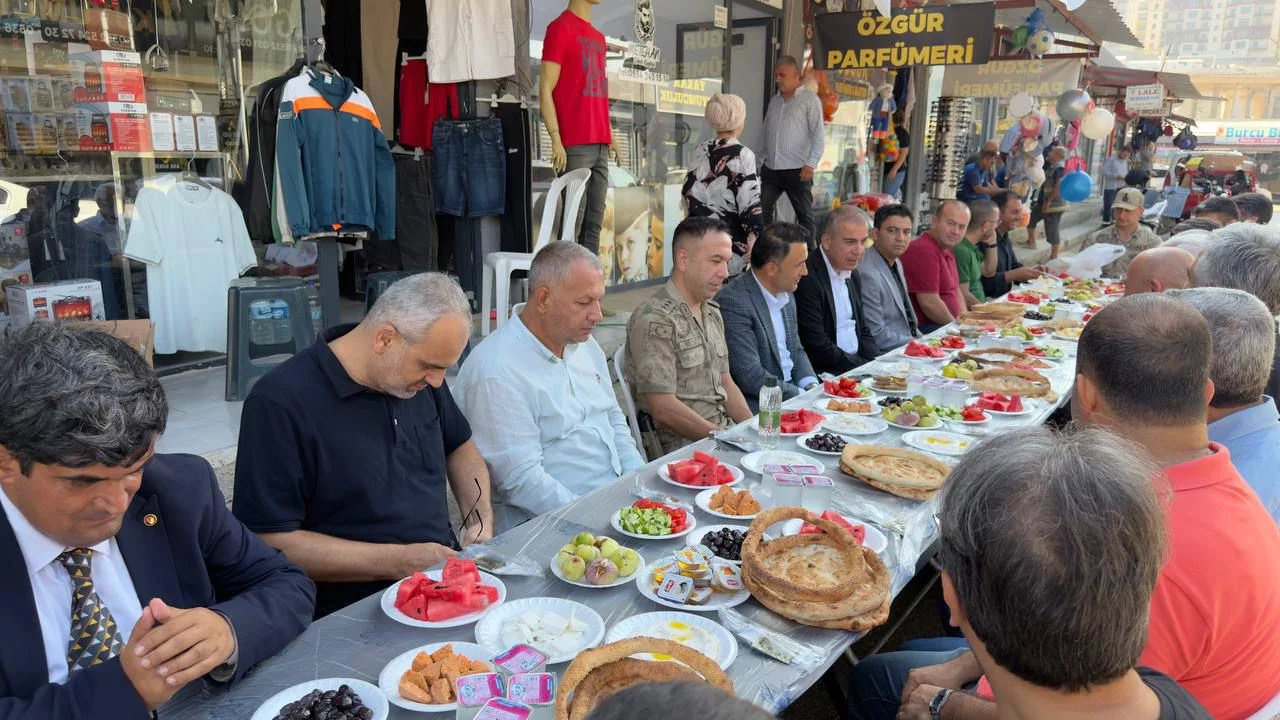 BAŞKAN ÇELİK’TEN ÇARŞI ESNAFINA İKİ ÖNEMLİ MÜJDE