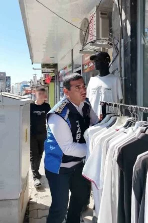 'BURASI VATANDAŞIN HAKKI, VATANDAŞ BURADAN NASIL GEÇECEK' DİYEN ZABITA EKİPLERİ KALDIRIM İŞGALLERİNE MÜDAHALE ETTİ