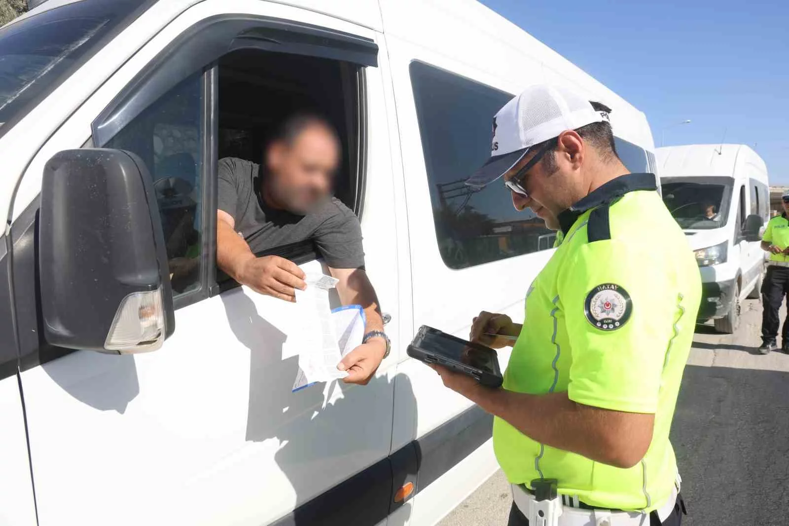 Trafik polislerinden okul servislerine sıkı denetim Ayakta öğrenci taşıyan sürücülere ceza uygulandı