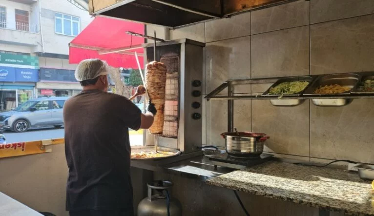 HATAY'DA GENÇ GİRİŞİMCİ 100 TL'YE DÖNER SATIP ASKIYA YEMEK KOYUYOR