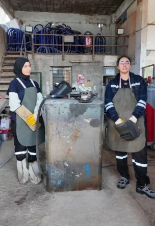 BAŞKANIN ‘KAYNAK YAPABİLİR MİSİNİZ’ SORUSUYLA BAŞLAYAN SÜREÇLE BİRLİKTE 2 GENÇ KADIN BELEDİYEDE KAYNAKÇI OLDU