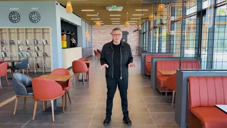 İskenderun’da gençlerin yeni buluşma noktası Genç Kafe’de çaylar ücretsiz