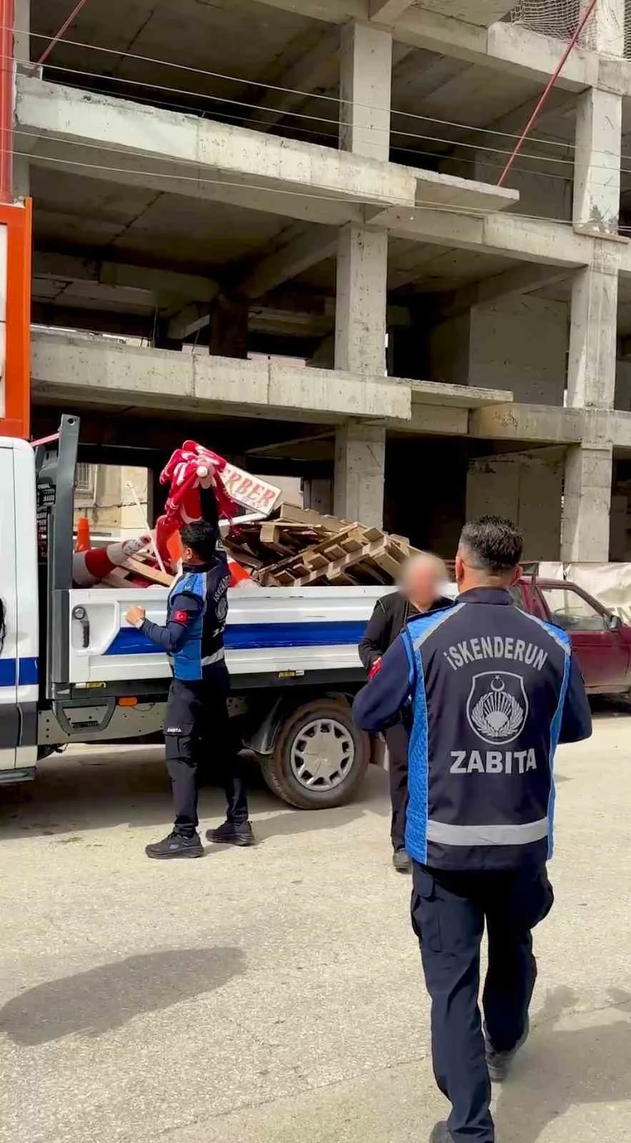 Tabelayı kurtarmak için “Belediye başkanı akrabam” dedi, zabıta geri adım atmadı